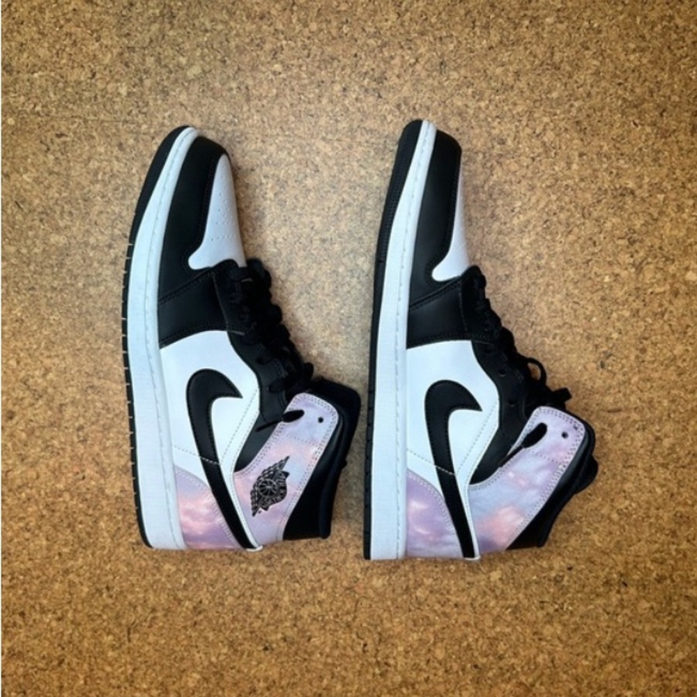 Women’s 8 1/2 Jordan 1 mid SE (Zen Master)